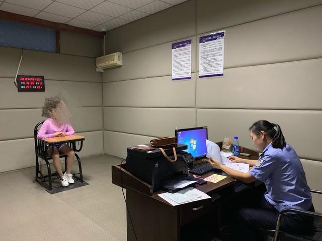 一女子偽造使用假中專畢業(yè)證,被民警識破并抓獲