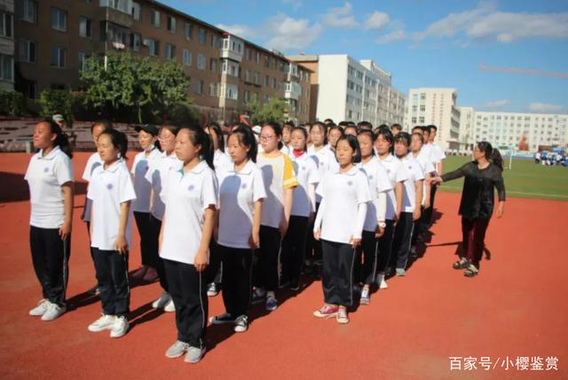 中專的風吹到了211大學,研究生曬學生證慶祝,評論區卻一股酸味