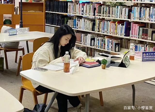 中專的風吹到了211大學,研究生曬學生證慶祝,評論區卻一股酸味