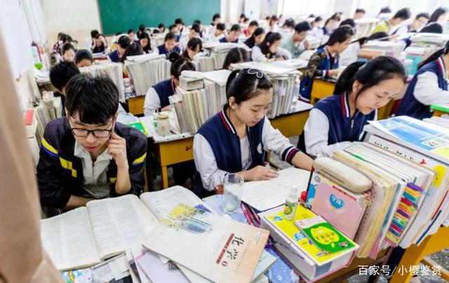 中專的風吹到了211大學,研究生曬學生證慶祝,評論區卻一股酸味