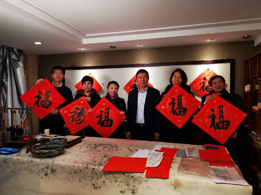 揮毫潑墨送祝福,金牛獻瑞迎新春