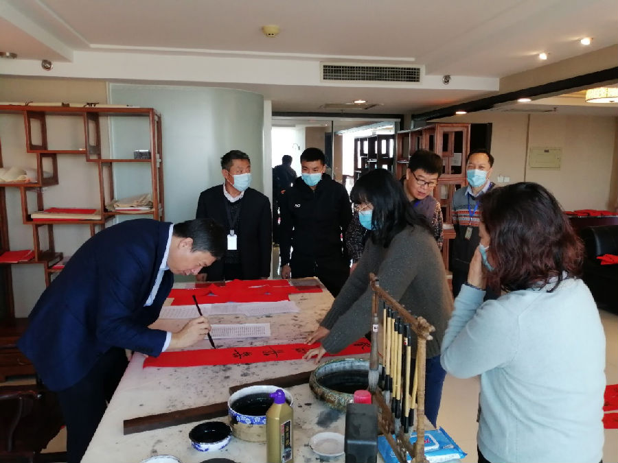 揮毫潑墨送祝福,金牛獻瑞迎新春