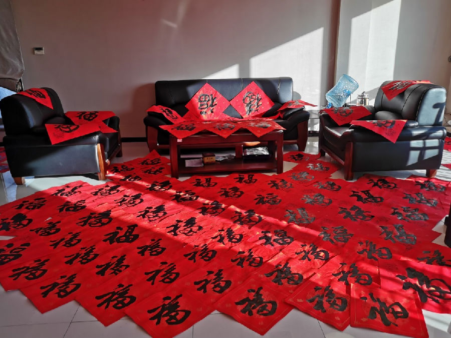 揮毫潑墨送祝福,金牛獻瑞迎新春