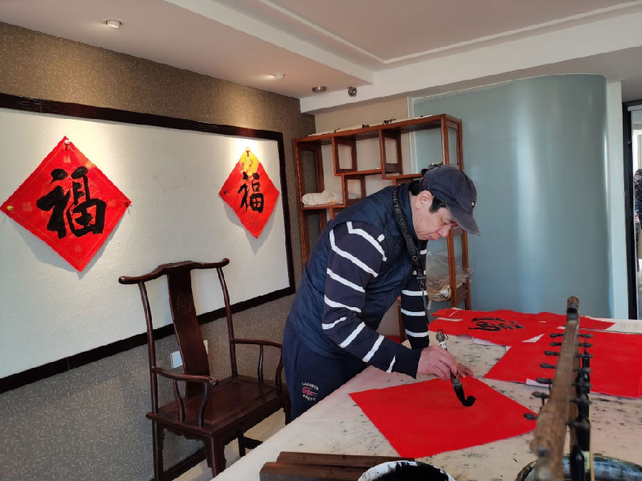 揮毫潑墨送祝福,金牛獻瑞迎新春