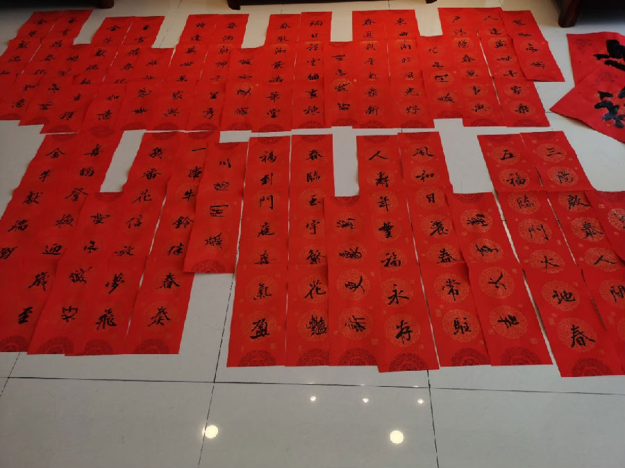 揮毫潑墨送祝福,金牛獻瑞迎新春