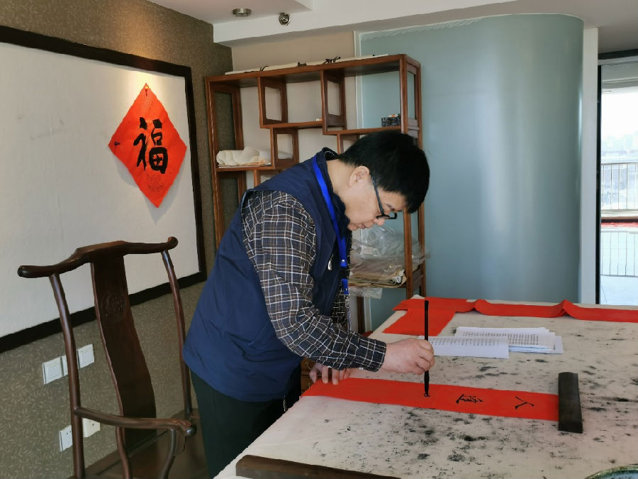 揮毫潑墨送祝福,金牛獻瑞迎新春