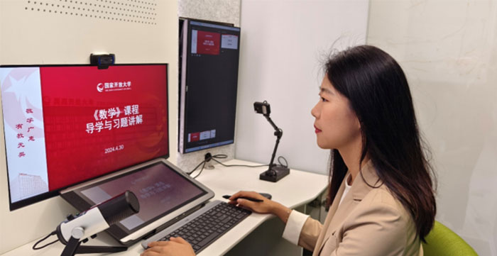 中央廣播電視中等專業(yè)學(xué)校曹玥老師為電大中專學(xué)生講解《數(shù)學(xué)》課程與習(xí)題